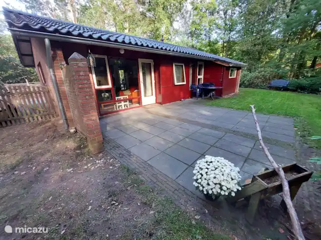 Huisje terras zijde.